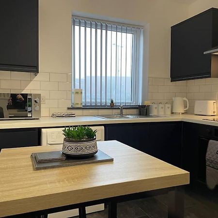 Modern Apartment With En-Suite & Private Kitchen Stoke-on-Trent Exterior foto