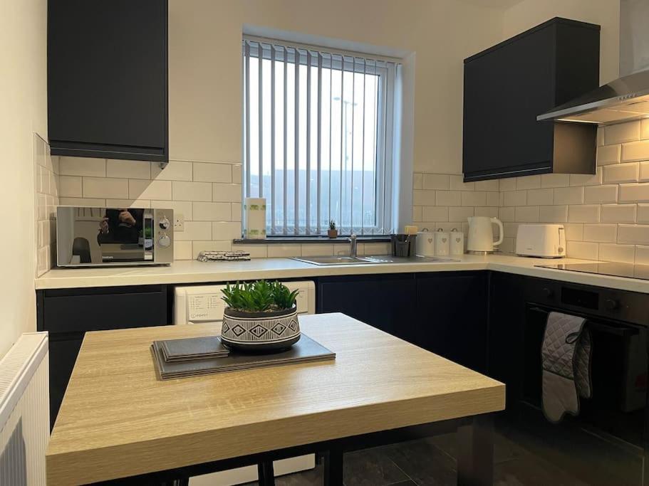 Modern Apartment With En-Suite & Private Kitchen Stoke-on-Trent Exterior foto
