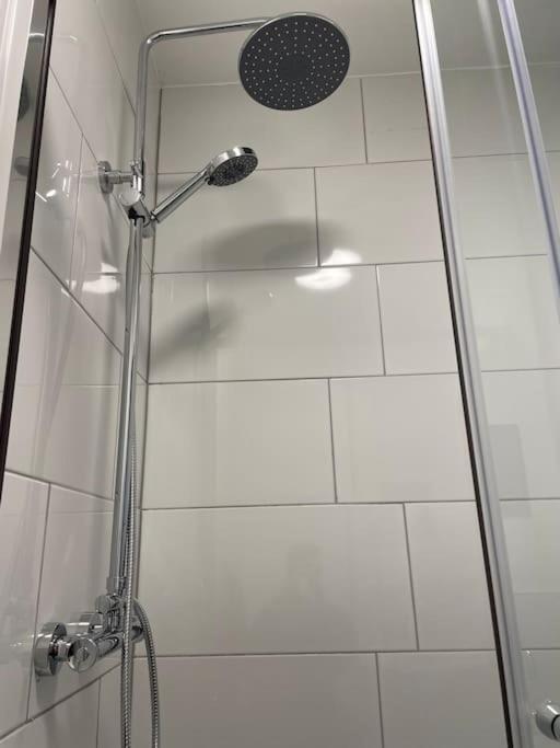 Modern Apartment With En-Suite & Private Kitchen Stoke-on-Trent Exterior foto