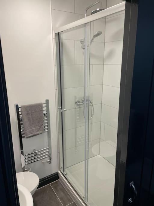 Modern Apartment With En-Suite & Private Kitchen Stoke-on-Trent Exterior foto