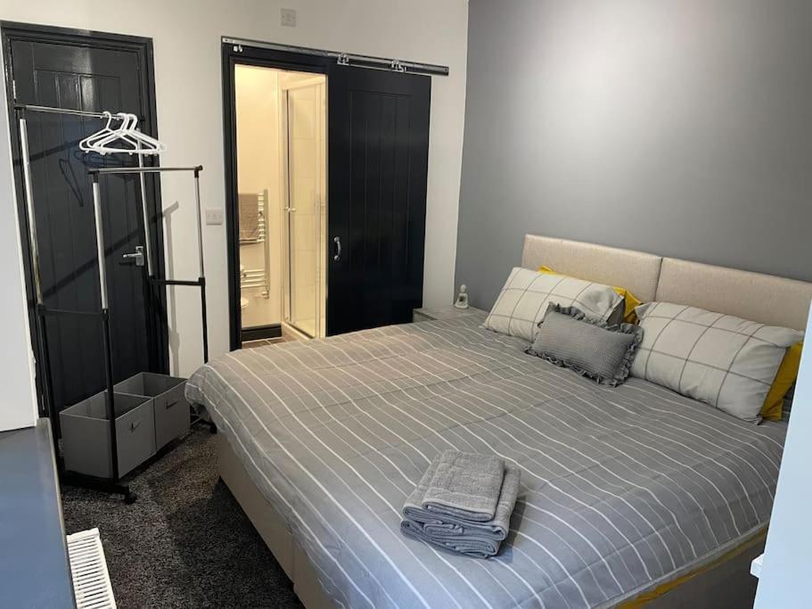 Modern Apartment With En-Suite & Private Kitchen Stoke-on-Trent Exterior foto