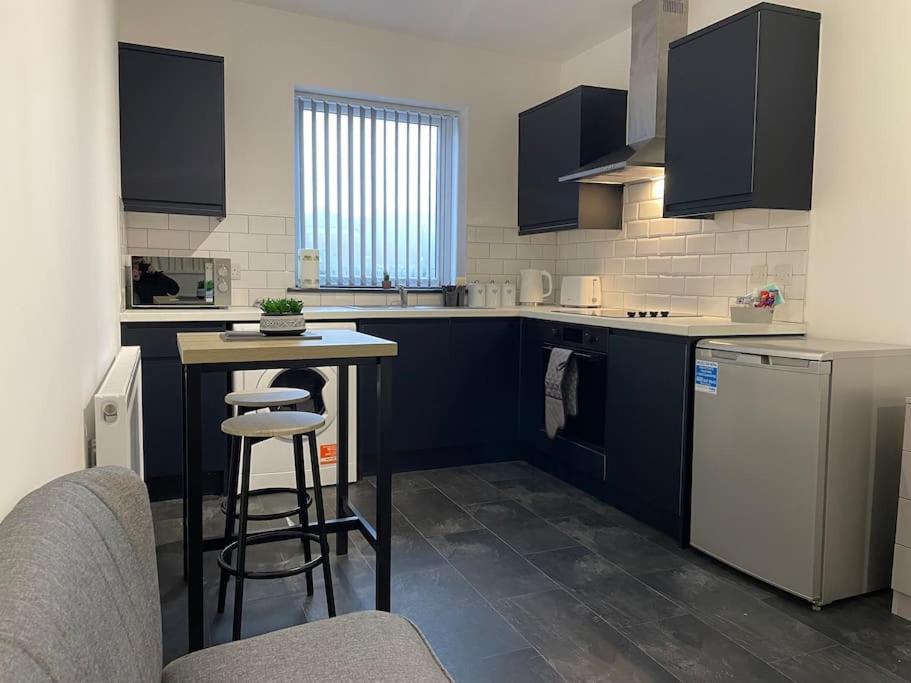 Modern Apartment With En-Suite & Private Kitchen Stoke-on-Trent Exterior foto